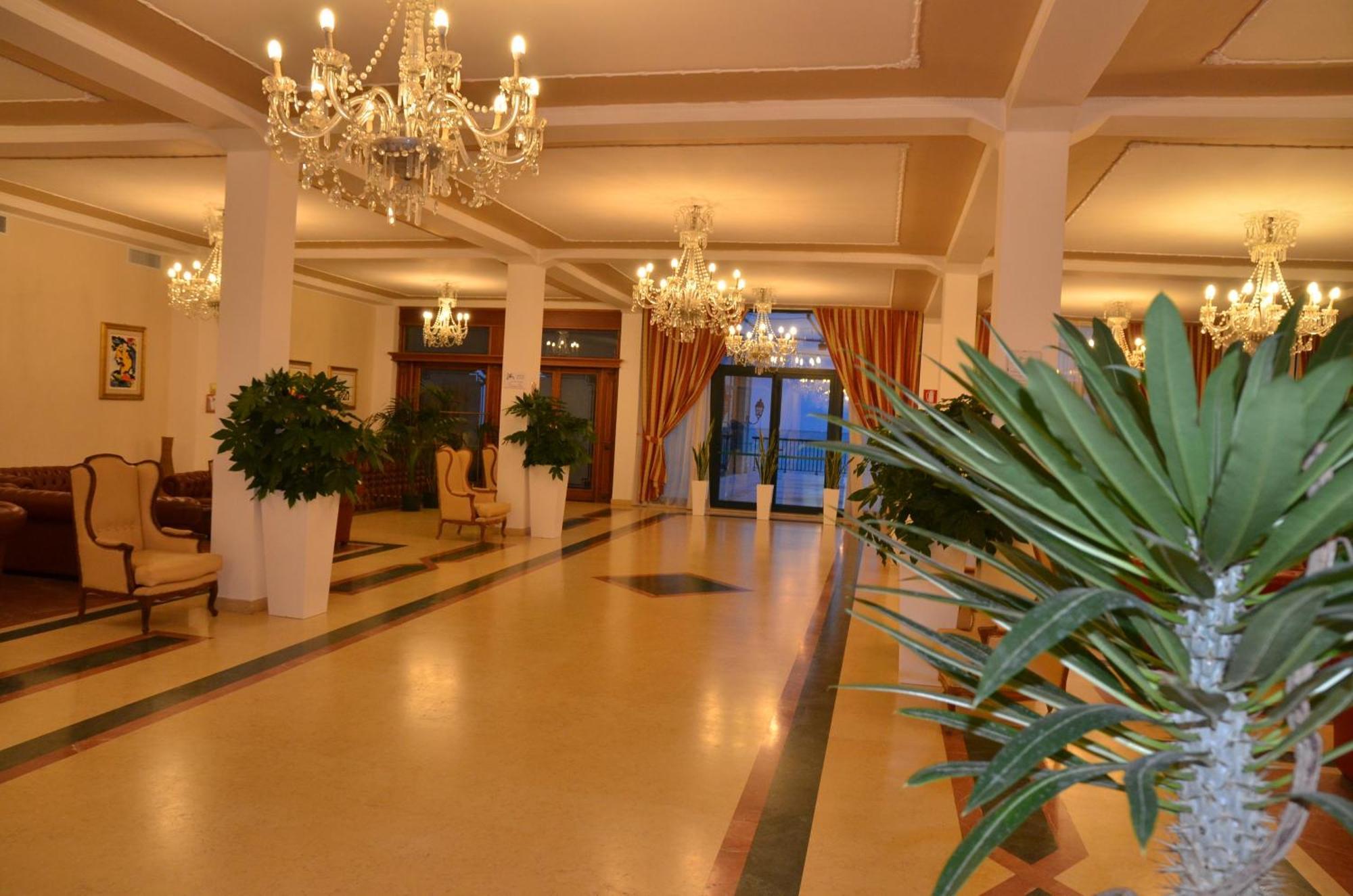 Grand Hotel Montesilvano Marina Екстериор снимка